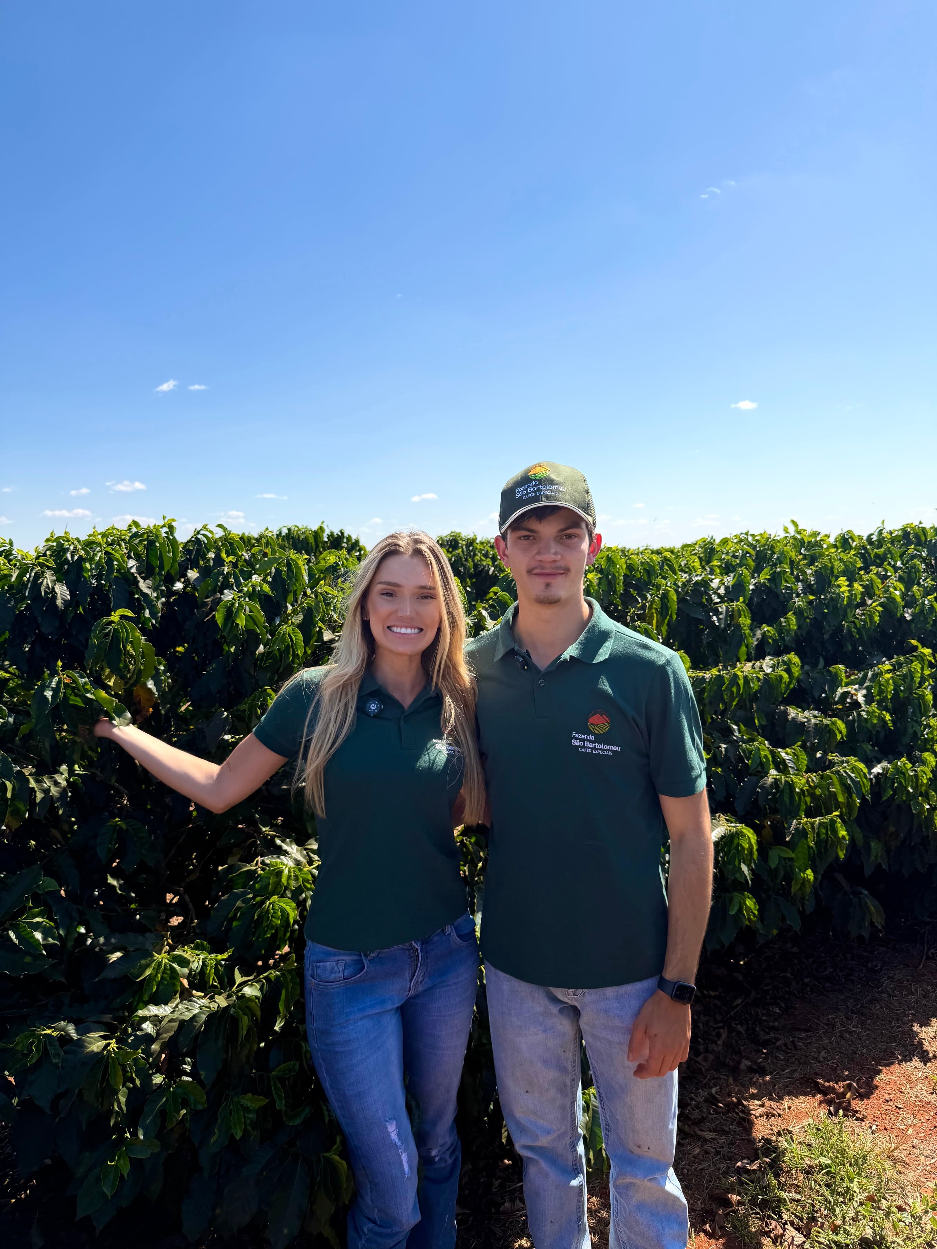 Fernanda e Renato na lavoura da fazenda